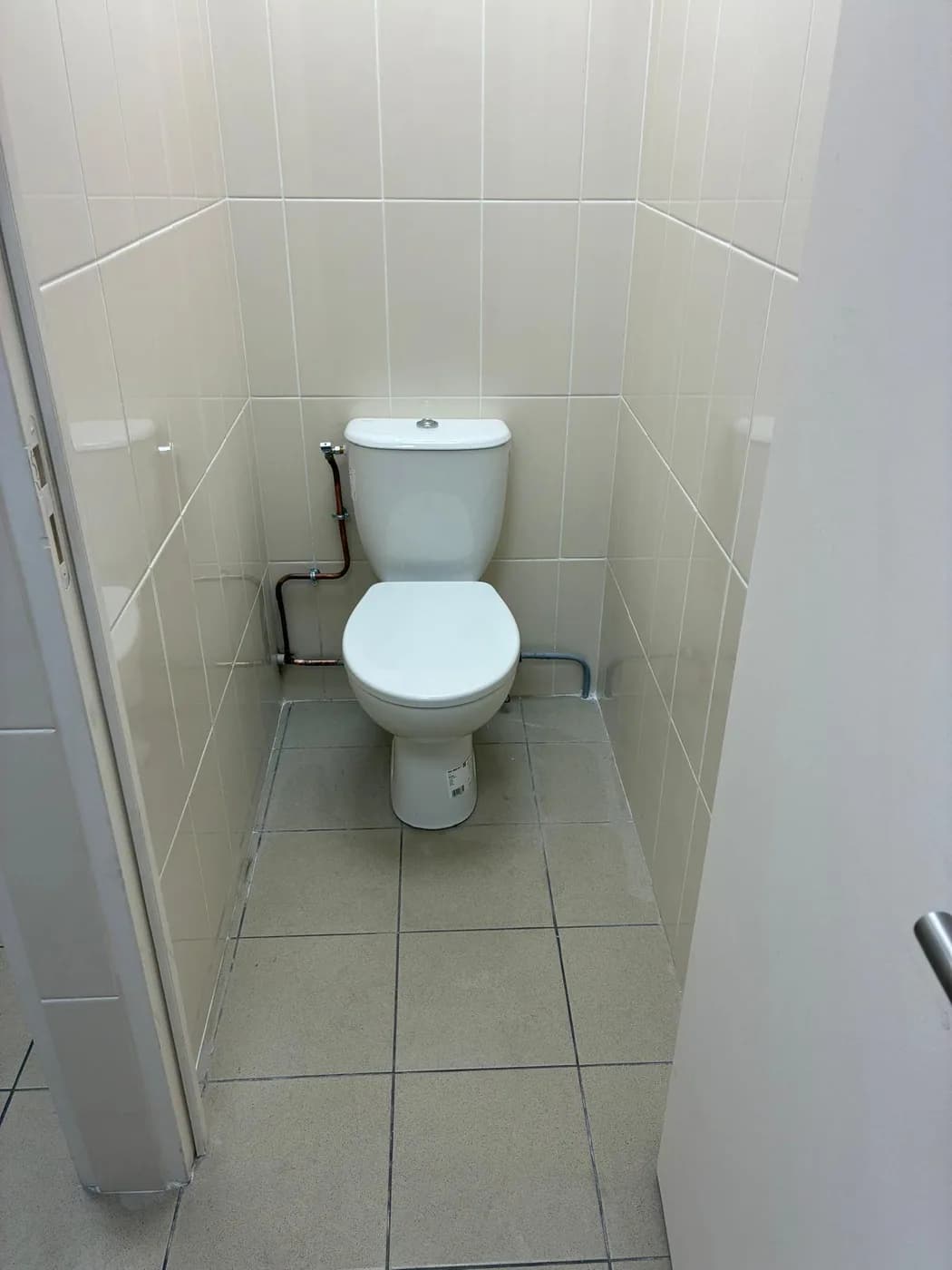 Sanitaires remis en service avec WC et raccordements apparents